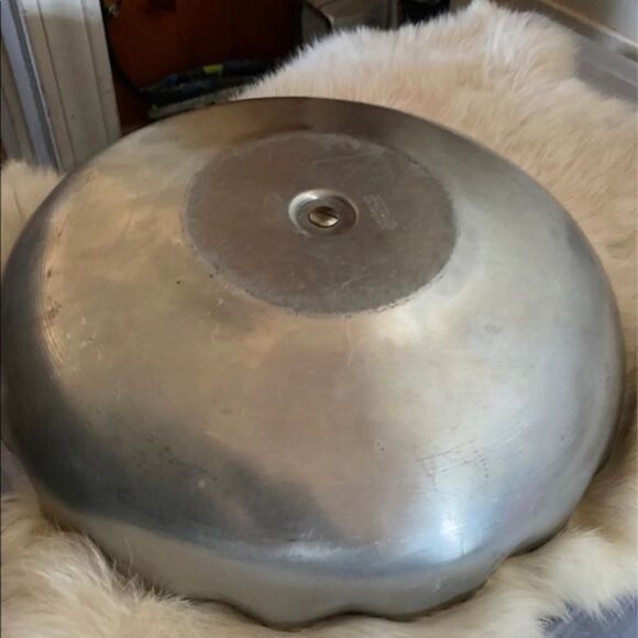 Vintage mid century large hammered aluminum nut with leaf design. - Picture 4 of 6